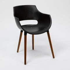 Silla Frida Wood plástico negro con patas de madera