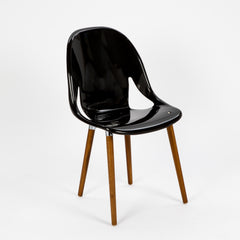 Silla Nina Wood plástica negro con patas de madera.
