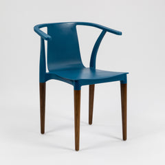 Silla Palta Wood azul plástica con patas de madera
