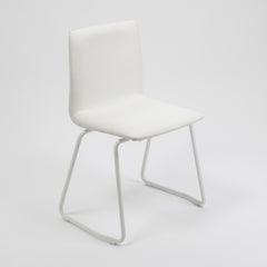 Silla Quina tapizada en ecocuero color blanco base trineo pintada blanca.