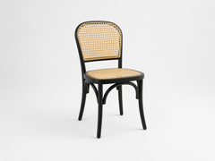 Sillas Thonet de comedor con patas de madera.