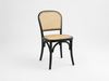 Image of Sillas Thonet de comedor con patas de madera.