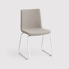 Image of Silla quina tapizada en color beige base trineo con patas negras o blancas.