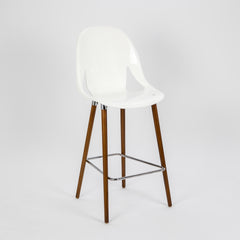 Banqueta Nina Wood Casco Plástico con Patas de Madera. Varios colores