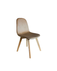 Silla Soho tapizada en pana con patas natural.