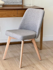 Silla Scandy Tapizada en tela gris. Patas de madera