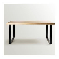 Mesa de comedor de tapa de madera petiribi y patas metálicas.