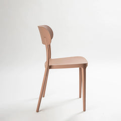 Silla Beijing de plástico apilable.