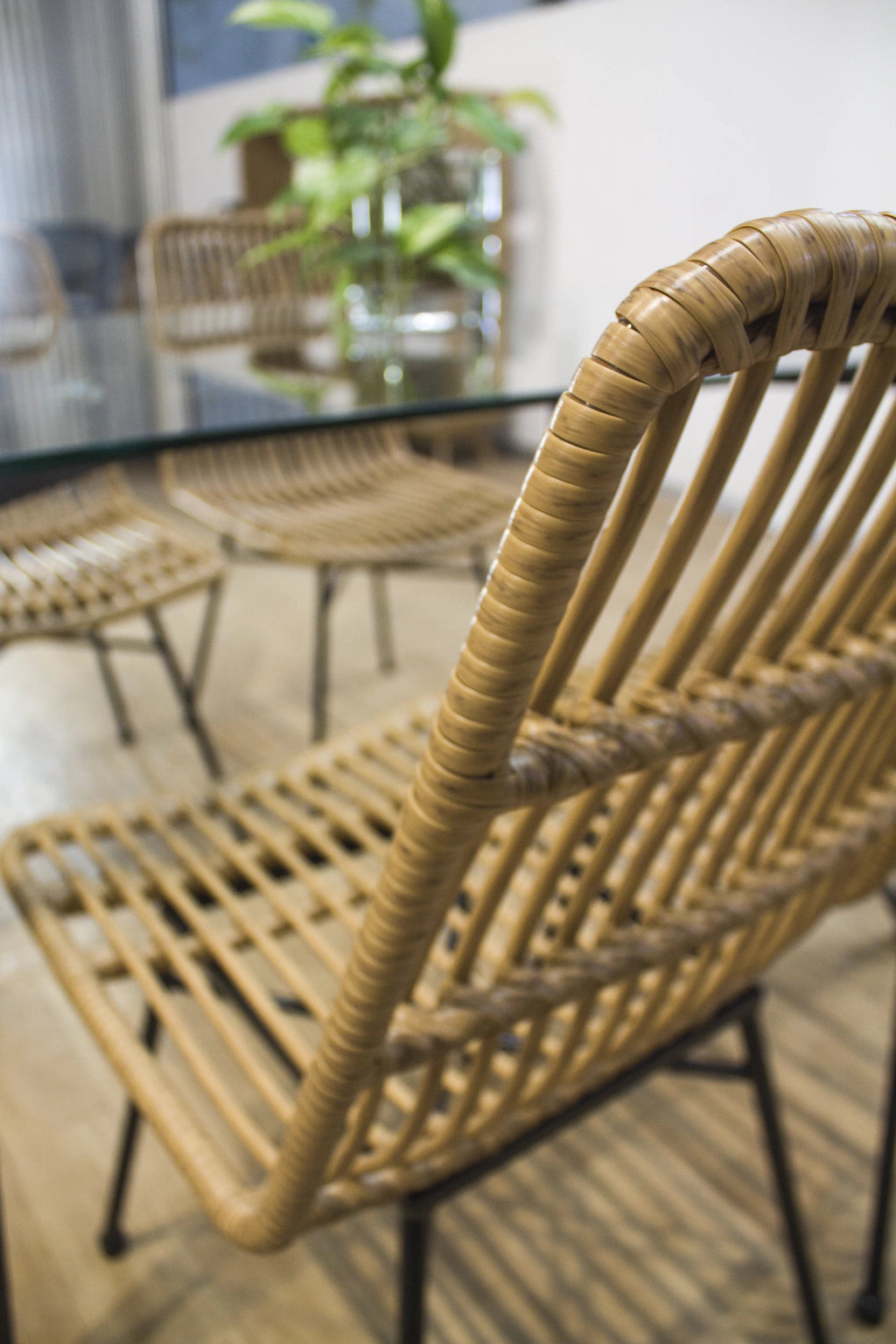 Silla Naioribi símil rattan en color natural.