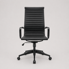 Sillón Aluminium tapizado en ecocuero, altura regulable, base negra y respaldo alto.