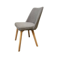 Silla Scandy Tapizada en tela gris. Patas de madera