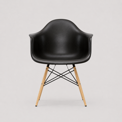 Sillón Eames de plástico con apoya brazos y patas de madera - Varios colores