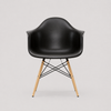 Image of Sillón Eames de plástico con apoya brazos y patas de madera - Varios colores
