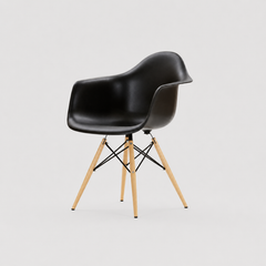 Sillón Eames de plástico con apoya brazos y patas de madera - Varios colores