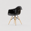 Image of Sillón Eames de plástico con apoya brazos y patas de madera - Varios colores