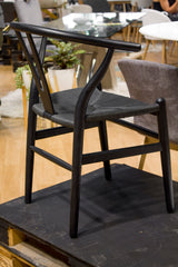 Silla Wishbone de comedor. Estructura y patas de madera.