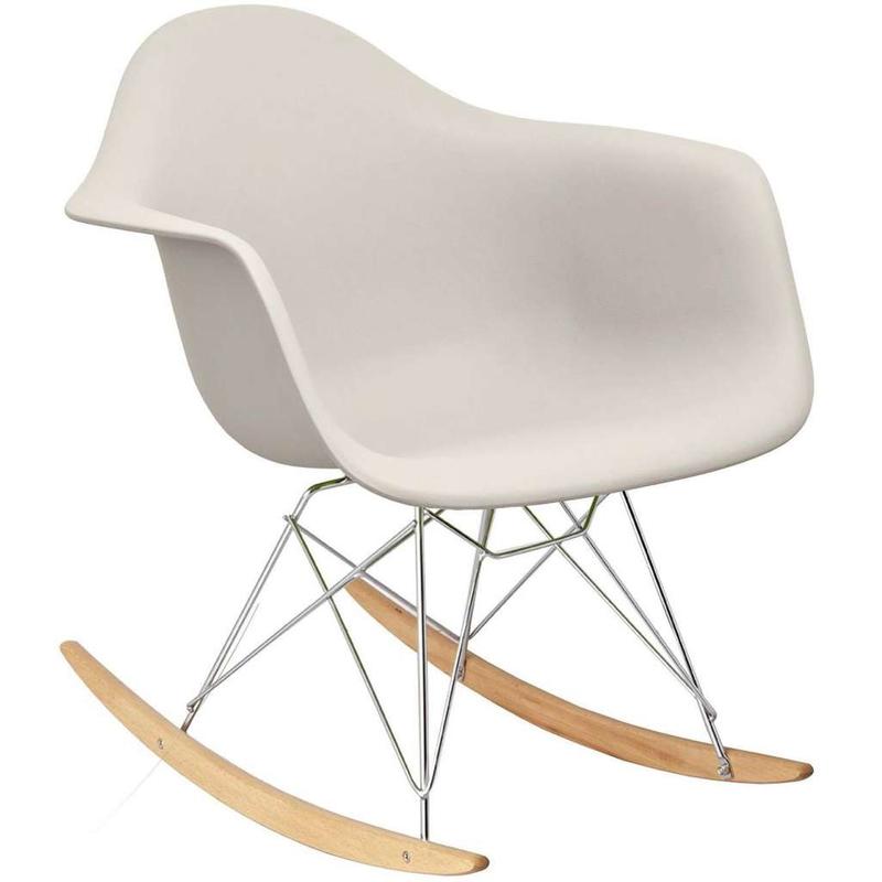 Sillón Eames mecedora de plástico con apoya brazos y patas de madera natural