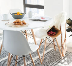 Mesa escandinava Eames redonda + sillas Eames blancas