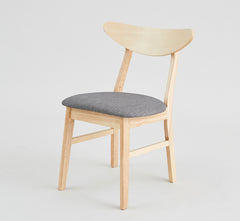 Silla Moss con asiento tapizado y patas de madera